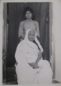 Kushaha Hajur, 3rd wife of Raja Chandrasekhar Pr. Singh Deo, with Rajkumari Indira Kumari Devi, daughter of Raja Chandrachur Singh Deo (Udaipur)