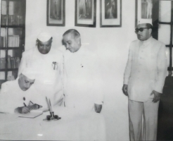 Raja Chandra Chur Prasad Singh Deo in black sunglasses with P.M Jahawarlal Nehru at Rajkumar College, Raipur (Chhattisgarh) (Udaipur)