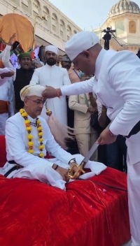 Rawat Devvrat Singh Chundawat of Salumber cuts his thumb with a sword and coronates Maharana Vishvaraj Singh with blood