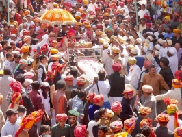 H.H. Maharana Raj Saheb Shree Kesrisinhji Digvijaysinhji of Wankaner in procession through the city following his Raj-Tilak (Wankaner)