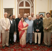 Maharana Digvijaysinhji with Smt Pratibha Patil, Bhola Sinh ji, Mohinder Tanwar ji, Th. Faqir Singh ji and other Kshatriya Mahasabha colleagues (Wankaner)
